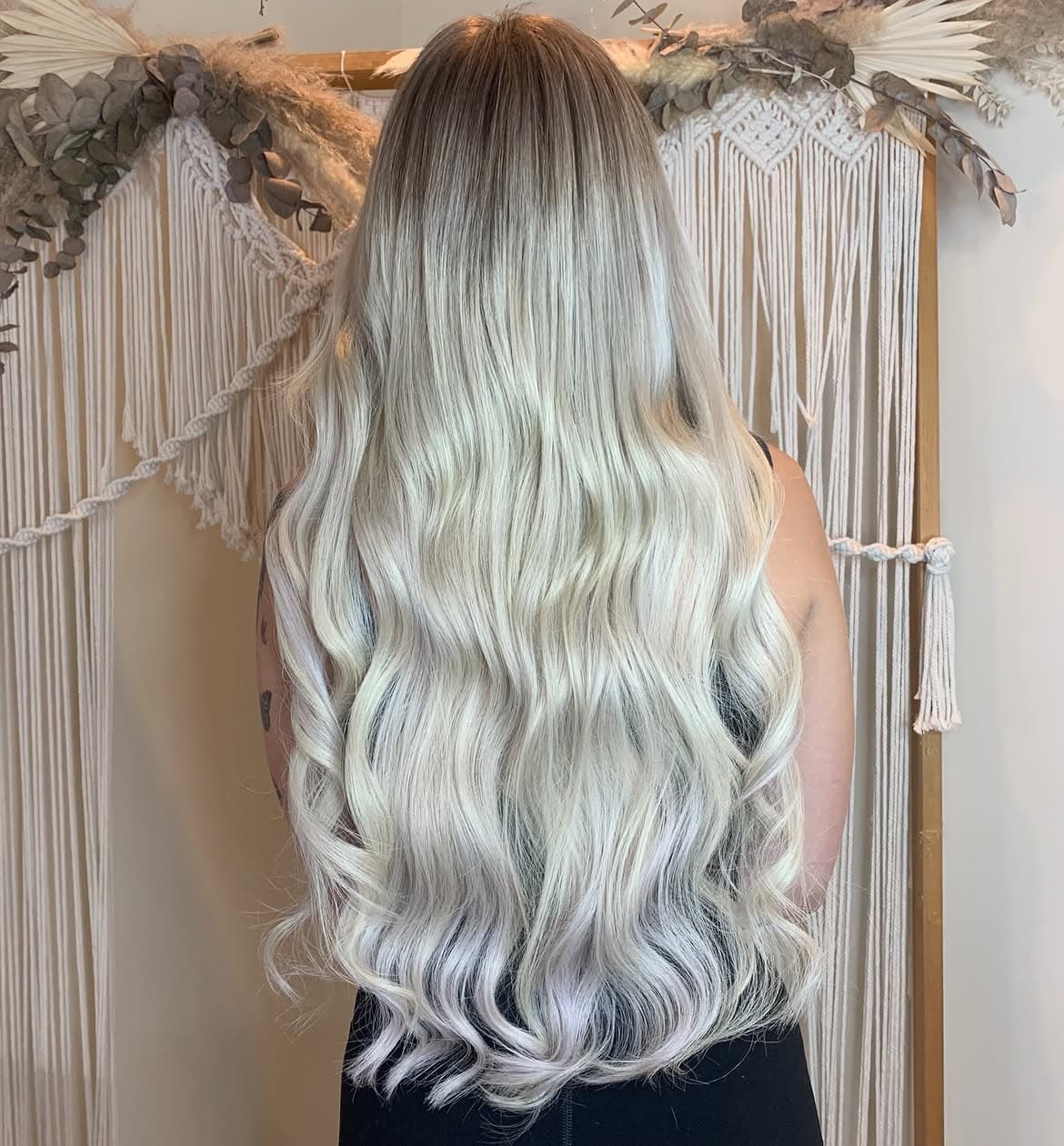 Blondierte Extensions mit weichen Wellen